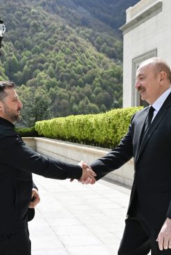 Zelensky Signs Cooperation Deals with Aliyev During First Wartime Visit to Azerbaijan